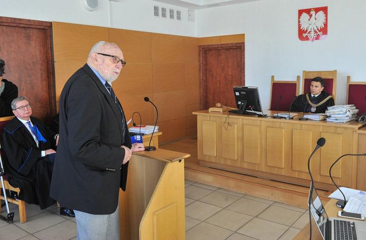 Członek Światowego Związku Żołnierzy AK Tadeusz Filipkowski (L) i sędzia Kamil Grzesik (P) na sali rozpraw Sądu Okręgowego w Krakowie. Fot. PAP/M. Klag Członek Światowego Związku Żołnierzy AK Tadeusz Filipkowski (L) i sędzia Kamil Grzesik (P) na sali rozpraw Sądu Okręgowego w Krakowie. Fot. PAP/M. Klag