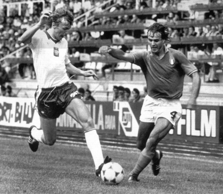 Barcelona, 14.06.1982. Mecz Polska - Włochy ( 0:0 ) w Mistrzostwach Świata w piłce nożnej, rozgrywanych w Hiszpani. Nz. zawodnik Polski Zbigniew Boniek w walce o piłkę z kolegą klubowym z Juventusu Turyn, Antonio Cabrinim. Fot. PAP/CAF/Adam Hawałej Barcelona, 14.06.1982. Mecz Polska - Włochy ( 0:0 ) w Mistrzostwach Świata w piłce nożnej, rozgrywanych w Hiszpani. Nz. zawodnik Polski Zbigniew Boniek w walce o piłkę z kolegą klubowym z Juventusu Turyn, Antonio Cabrinim. Fot. PAP/CAF/Adam Hawałej
