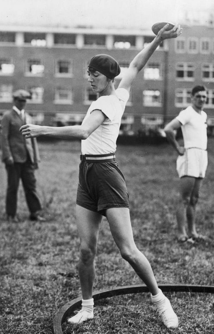 Halina Konopacka podczas rzutu dyskiem na igrzyskach olimpijskich w Amsterdamie w 1928. Źródło: NAC Halina Konopacka podczas rzutu dyskiem na igrzyskach olimpijskich w Amsterdamie w 1928. Źródło: NAC