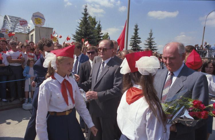 Wizyta sekretarza generalnego Komunistycznej Partii Związku Radzieckiego Michaiła Gorbaczowa w Polsce (11-16.07.1988). Powitanie na lotnisku Okęcie. Nz. Michaił Gorbaczow (P) i przewodniczący Rady Państwa PRL, I sekretarz Komitetu Centralnego Polskiej Zjednoczonej Partii Robotniczej Wojciech Jaruzelski (2P) otrzymują kwiaty od radzieckich pionierek. Fot. PAP/J. Morek Wizyta sekretarza generalnego Komunistycznej Partii Związku Radzieckiego Michaiła Gorbaczowa w Polsce (11-16.07.1988). Powitanie na lotnisku Okęcie. Nz. Michaił Gorbaczow (P) i przewodniczący Rady Państwa PRL, I sekretarz Komitetu Centralnego Polskiej Zjednoczonej Partii Robotniczej Wojciech Jaruzelski (2P) otrzymują kwiaty od radzieckich pionierek. Fot. PAP/J. Morek