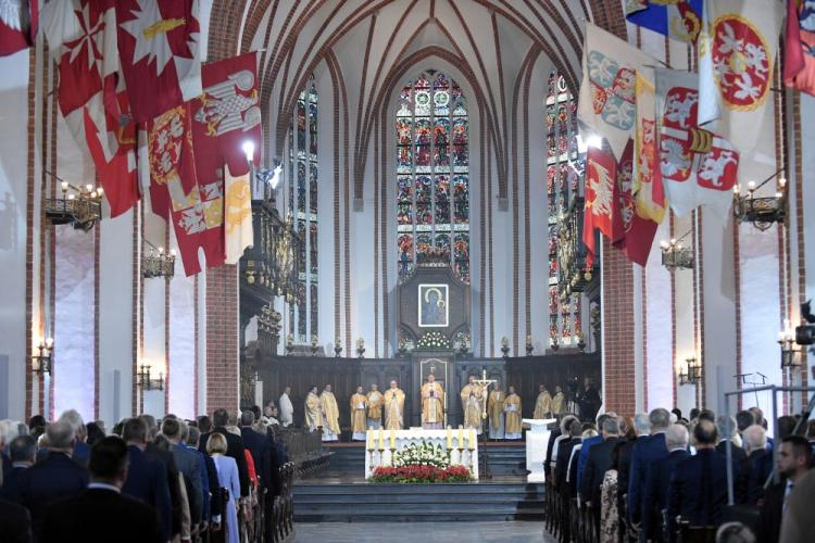 Msza św. w bazylice archikatedralnej p.w. Męczeństwa św. Jana Chrzciciela w Warszawie poprzedziła obrady Zgromadzenia Narodowego. Fot. PAP/M. Obara Msza św. w bazylice archikatedralnej p.w. Męczeństwa św. Jana Chrzciciela w Warszawie poprzedziła obrady Zgromadzenia Narodowego. Fot. PAP/M. Obara