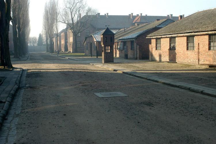 Plac apelowy na terenie b. niemieckiego nazistowskiego obozu KL Auschwitz. Fot. PAP/J. Bednarczyk Plac apelowy na terenie b. niemieckiego nazistowskiego obozu KL Auschwitz. Fot. PAP/J. Bednarczyk