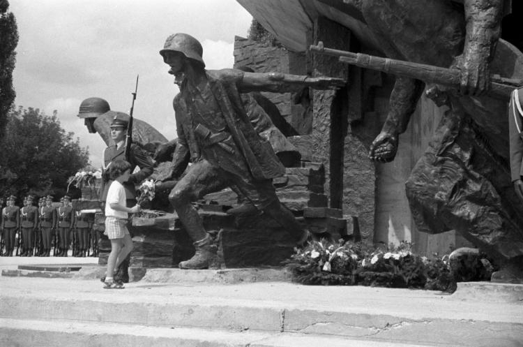 Uroczystość odsłonięcia Pomnika Powstania Warszawskiego na placu Krasińskich w 45. rocznicę wybuchu Powstania Warszawskiego. Warszawa 01.08.1989. Fot. PAP/PAI/C. Słomiński Uroczystość odsłonięcia Pomnika Powstania Warszawskiego na placu Krasińskich w 45. rocznicę wybuchu Powstania Warszawskiego. Warszawa 01.08.1989. Fot. PAP/PAI/C. Słomiński
