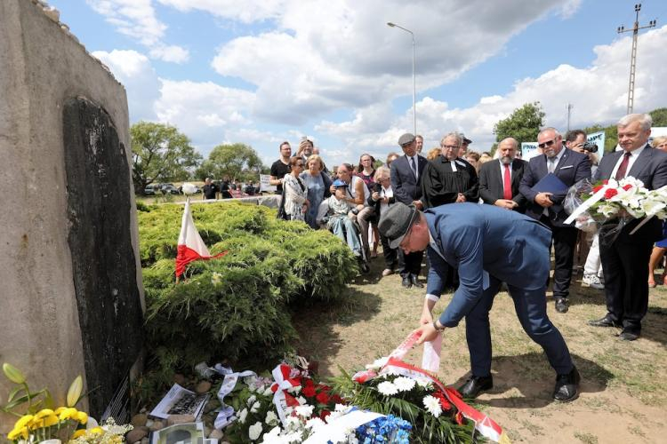 Wiceprezes IPN Mateusz Szpytma (C) składa wieniec podczas uroczystości przy pomniku ku czci pomordowanych Żydów w 77. rocznicę mordu Żydów w Jedwabnem, 10 bm. Fot. PAP/A. Reszko Wiceprezes IPN Mateusz Szpytma (C) składa wieniec podczas uroczystości przy pomniku ku czci pomordowanych Żydów w 77. rocznicę mordu Żydów w Jedwabnem, 10 bm. Fot. PAP/A. Reszko