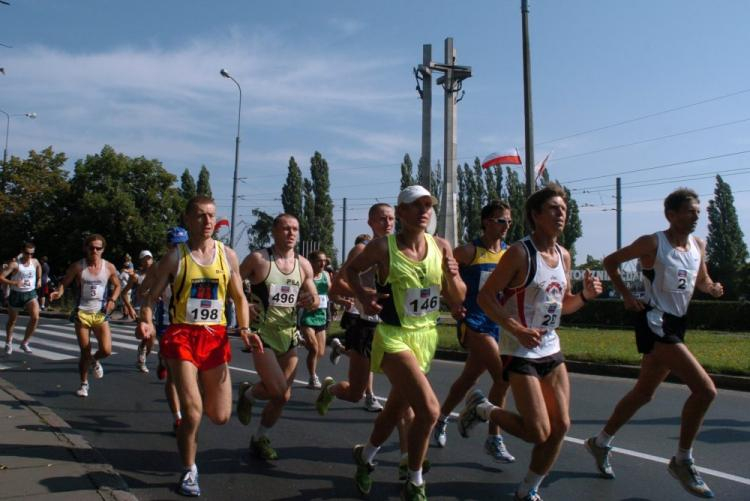 Biegacze na trasie XIII Maratonu Solidarności; w tle pomnik Poległych Stoczniowców przy Stoczni Gdańskiej. 2007 r. Fot. PAP/S. Kraszewski Biegacze na trasie XIII Maratonu Solidarności; w tle pomnik Poległych Stoczniowców przy Stoczni Gdańskiej. 2007 r. Fot. PAP/S. Kraszewski