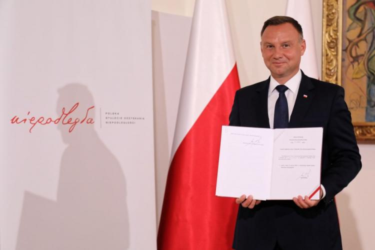 Prezydent Andrzej Duda podpisał ustawę o Medalu Stulecia Odzyskanej Niepodległości. Fot. PAP/J. Bednarczyk Prezydent Andrzej Duda podpisał ustawę o Medalu Stulecia Odzyskanej Niepodległości. Fot. PAP/J. Bednarczyk