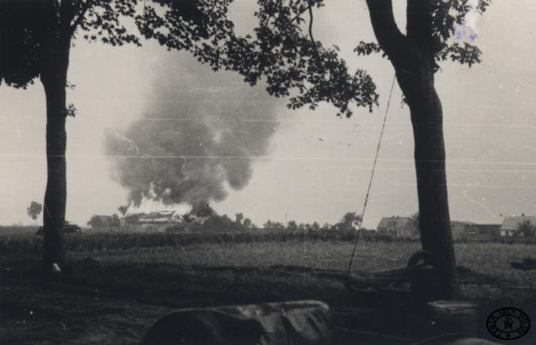 Niemiecki atak z użyciem czołgów, w tle płonąca wieś. Wrzesień 1939 r. Źródło: CAW Niemiecki atak z użyciem czołgów, w tle płonąca wieś. Wrzesień 1939 r. Źródło: CAW