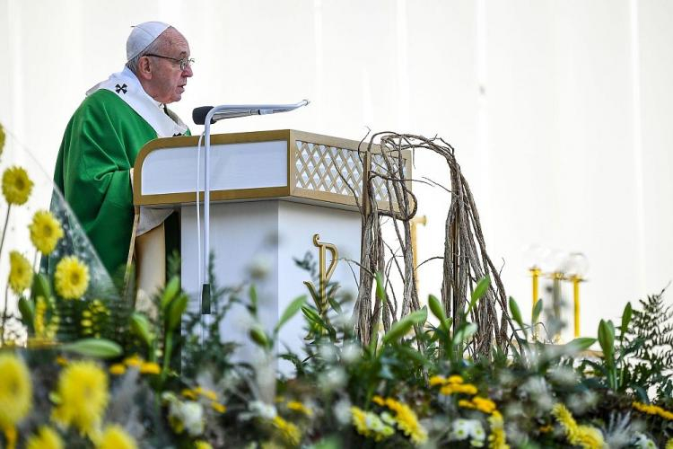 Papież Franciszek podczas mszy w parku Santakos w Kownie. Fot. PAP/EPA Papież Franciszek podczas mszy w parku Santakos w Kownie. Fot. PAP/EPA