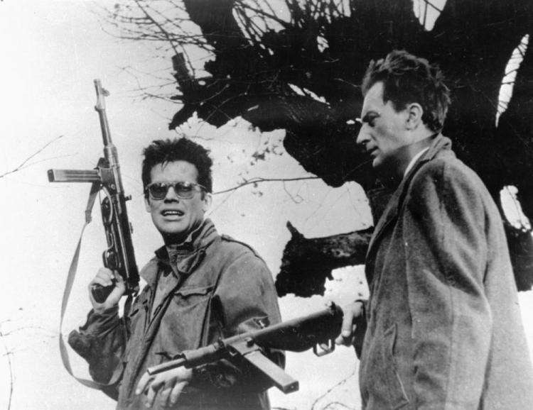 Zbigniew Cybulski jako Maciej Chełmicki i Adam Pawlikowski jako akowiec Andrzej, w scenie nieudanego zamachu na Szczukę. PAP/Reprodukcja Zbigniew Cybulski jako Maciej Chełmicki i Adam Pawlikowski jako akowiec Andrzej, w scenie nieudanego zamachu na Szczukę. PAP/Reprodukcja