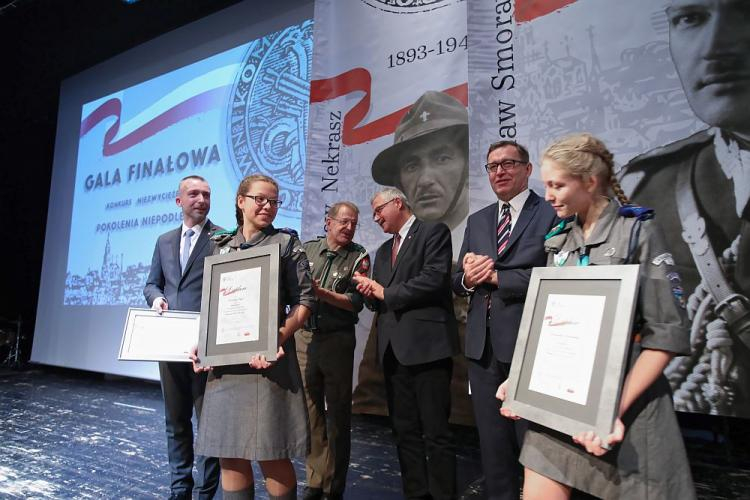 Gala finałowa I edycji konkursu Instytutu Pamięci Narodowej „Niezwyciężeni 1918-2018. Pokolenia Niepodległej” w Teatrze Polskim w Warszawie - prezes IPN Jarosław Szarek (2P), przewodniczący ZHR Grzegorz Nowik (4P) i zastępca dyrektora Biura Edukacji Narodowej IPN Waldemar Brenda (3P). Fot. PAP/L. Szymański Gala finałowa I edycji konkursu Instytutu Pamięci Narodowej „Niezwyciężeni 1918-2018. Pokolenia Niepodległej” w Teatrze Polskim w Warszawie - prezes IPN Jarosław Szarek (2P), przewodniczący ZHR Grzegorz Nowik (4P) i zastępca dyrektora Biura Edukacji Narodowej IPN Waldemar Brenda (3P). Fot. PAP/L. Szymański