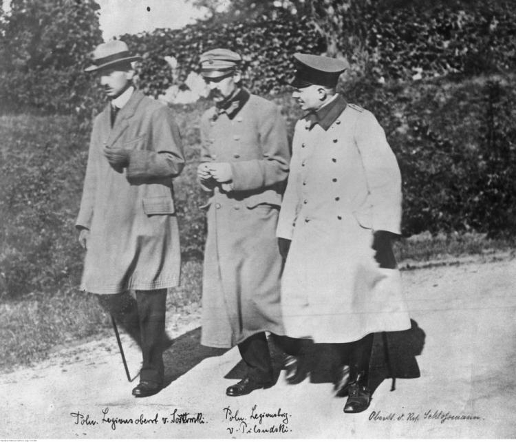 Józef Piłsudski, Kazimierz Sosnkowski i oficer armii niemieckiej Schlossmann w czasie spaceru na terenie twierdzy w Magdeburgu. Źródło: NAC Józef Piłsudski, Kazimierz Sosnkowski i oficer armii niemieckiej Schlossmann w czasie spaceru na terenie twierdzy w Magdeburgu. Źródło: NAC
