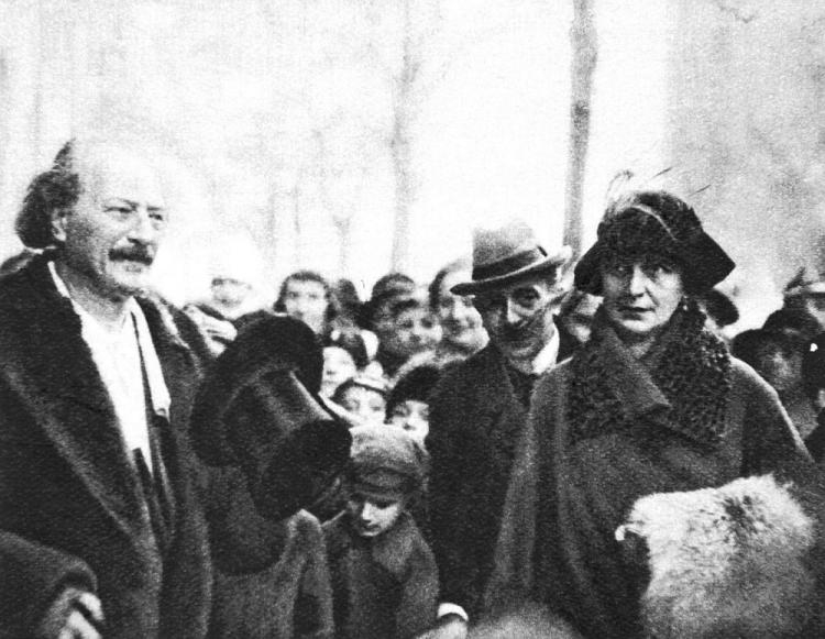 Ignacy Jan Paderewski i jego żona Helena witani przez rodaków po powrocie do Polski. Poznań, 1918 r. Fot. PAP/PAI/Reprodukcja Ignacy Jan Paderewski i jego żona Helena witani przez rodaków po powrocie do Polski. Poznań, 1918 r. Fot. PAP/PAI/Reprodukcja