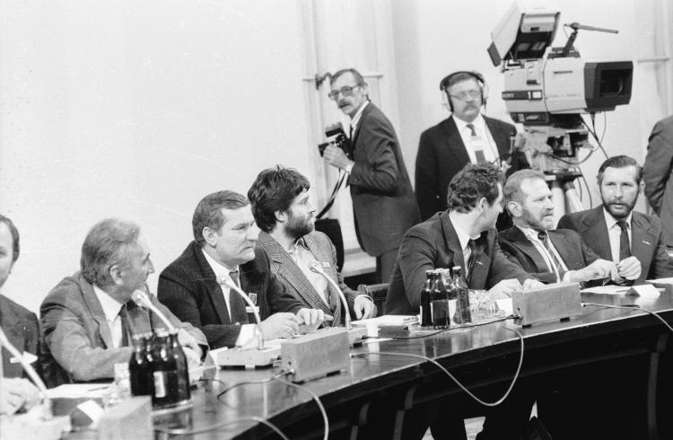 Początek obrad. Od lewej. T. Mazowiecki, L. Wałęsa, W. Frasyniuk, Z. Bujak, B. Geremek. Fot. PAP/CAF Początek obrad. Od lewej. T. Mazowiecki, L. Wałęsa, W. Frasyniuk, Z. Bujak, B. Geremek. Fot. PAP/CAF