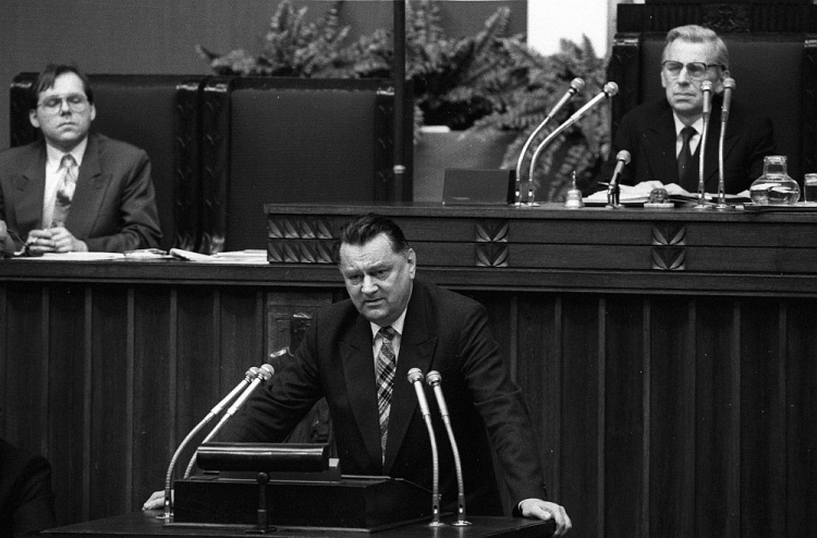 Głosowanie w Sejmie nad wyborem rządu Jana Olszewskiego (C). 23.12.1991. Fot. PAP/I. Radkiewicz Głosowanie w Sejmie nad wyborem rządu Jana Olszewskiego (C). 23.12.1991. Fot. PAP/I. Radkiewicz