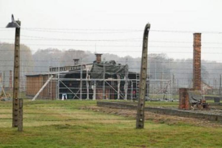 Drewniany barak w Birkenau, gdzie od września 1943 do lipca 1944 r. umieszczeni byli Żydzi przywiezieni z getta Theresienstadt. Fot. PAP/S. Rozpędzik Drewniany barak w Birkenau, gdzie od września 1943 do lipca 1944 r. umieszczeni byli Żydzi przywiezieni z getta Theresienstadt. Fot. PAP/S. Rozpędzik