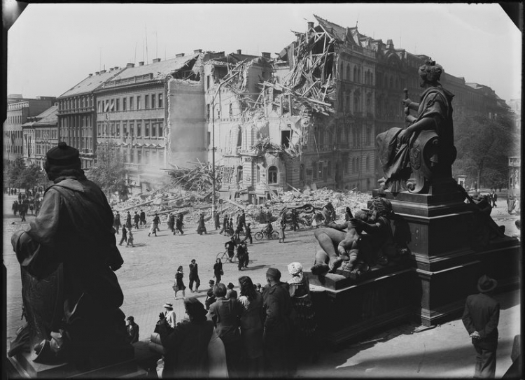 Josef Sudek: Topografia ruin. Praga 1945 Josef Sudek: Topografia ruin. Praga 1945
