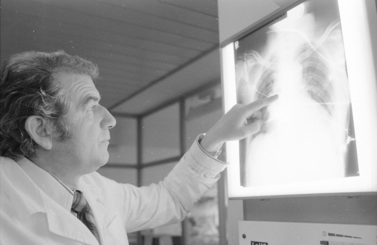 Kierownik Wojewódzkiego Ośrodka Kardiologii (Śląskie Centrum Chorób Serca) doc. Zbigniew Religa. Zabrze 10.1985 r. PAP/St. Jakubowski Kierownik Wojewódzkiego Ośrodka Kardiologii (Śląskie Centrum Chorób Serca) doc. Zbigniew Religa. Zabrze 10.1985 r. PAP/St. Jakubowski