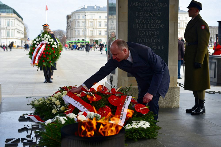 Podsekretarz stanu w Kancelarii Prezydenta RP Wojciech Kolarski podczas uroczystości przy Grobie Nieznanego Żołnierza w trakcie obchodów Narodowego Dnia Pamięci Polaków ratujących Żydów pod okupacją niemiecką. Warszawa, 24.03.2019. Fot. PAP/J. Kamiński Podsekretarz stanu w Kancelarii Prezydenta RP Wojciech Kolarski podczas uroczystości przy Grobie Nieznanego Żołnierza w trakcie obchodów Narodowego Dnia Pamięci Polaków ratujących Żydów pod okupacją niemiecką. Warszawa, 24.03.2019. Fot. PAP/J. Kamiński