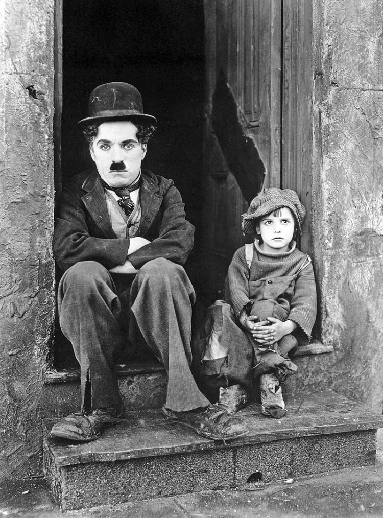 Charlie Chaplin i Jackie Coogan w filmie "Brzdąc". Źródło: Wikimedia Commons Charlie Chaplin i Jackie Coogan w filmie "Brzdąc". Źródło: Wikimedia Commons