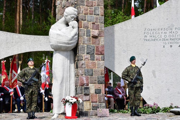 Uroczystości przy Pomniku Wdzięczności 1. Armii Wojska Polskiego na Siekierkowskim Cmentarzu Wojennym w Starych Łysogórkach podczas obchodów 74. rocznicy forsowania Odry przez 1. Armię Wojska Polskiego. Fot. PAP/M. Bielecki Uroczystości przy Pomniku Wdzięczności 1. Armii Wojska Polskiego na Siekierkowskim Cmentarzu Wojennym w Starych Łysogórkach podczas obchodów 74. rocznicy forsowania Odry przez 1. Armię Wojska Polskiego. Fot. PAP/M. Bielecki