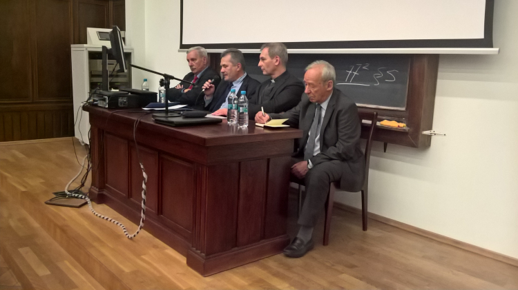 Warszawa, 23 05 2019 r. Debata „Przemiany polityczne w Polsce w 1989 r.” w Auditorium Maximum Uniwersytetu Warszawskiego. Od lewej: prof. Jerzy Eisler, Mirosław Biełaszko (prowadzący), ks. prof. Piotr Mazurkiewicz i prof. Andrzej Paczkowski. Źródło: Archiwum prywatne M.S. Warszawa, 23 05 2019 r. Debata „Przemiany polityczne w Polsce w 1989 r.” w Auditorium Maximum Uniwersytetu Warszawskiego. Od lewej: prof. Jerzy Eisler, Mirosław Biełaszko (prowadzący), ks. prof. Piotr Mazurkiewicz i prof. Andrzej Paczkowski. Źródło: Archiwum prywatne M.S.