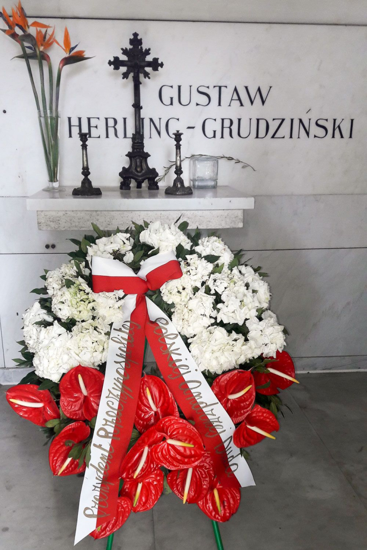 Kwiaty złożone w imieniu Prezydenta Rzeczypospolitej Polskiej Andrzeja Dudy przy grobie na cmentarzu Poggioreale w Neapolu. Źródło: Prezydent.pl Kwiaty złożone w imieniu Prezydenta Rzeczypospolitej Polskiej Andrzeja Dudy przy grobie na cmentarzu Poggioreale w Neapolu. Źródło: Prezydent.pl