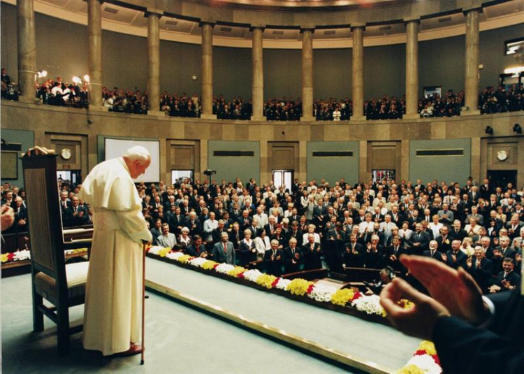 Ojciec Święty w Sejmie. Fot. Kancelaria Sejmu/Źródło: CIS Ojciec Święty w Sejmie. Fot. Kancelaria Sejmu/Źródło: CIS