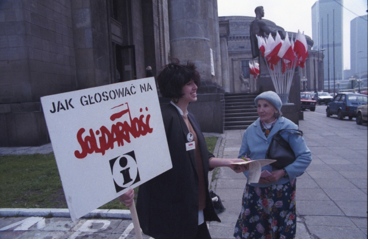 Warszawa 04.06.1989. Wybory parlamentarne (tzw. Wybory czerwcowe, Wybory do Sejmu Kontraktowego). Nz. punkt informacyjny Komitetu Obywatelskiego Solidarność, przed Pałacem Kultury i Nauki. Fot. PAP/I. Sobieszczuk Warszawa 04.06.1989. Wybory parlamentarne (tzw. Wybory czerwcowe, Wybory do Sejmu Kontraktowego). Nz. punkt informacyjny Komitetu Obywatelskiego Solidarność, przed Pałacem Kultury i Nauki. Fot. PAP/I. Sobieszczuk