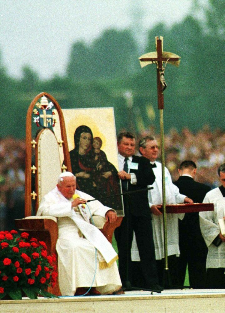 Papież Jan Paweł II podczas spotkania z wiernymi, które odbyło się 17.06.1999 w Gliwicach. Fot. PAP/T. Gzell Papież Jan Paweł II podczas spotkania z wiernymi, które odbyło się 17.06.1999 w Gliwicach. Fot. PAP/T. Gzell