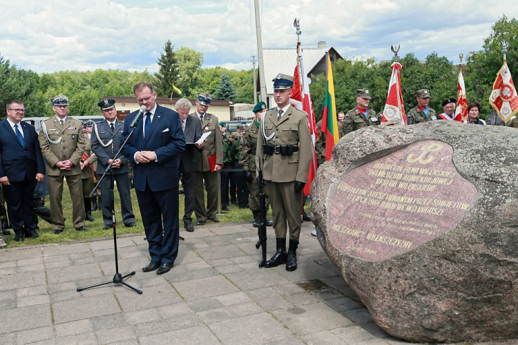 Uroczystości z okazji 75. rocznicy operacji "Ostra Brama" - szef Urzędu do Spraw Kombatantów i Osób Represjonowanych Jan Józef Kasprzyk (L) podczas obchodów przy pomniku upamiętniającym aresztowanie Sztabu Wileńskiego Armii Krajowej przez NKWD w podwileńskich Boguszach. Fot. PAP/A. Lange Uroczystości z okazji 75. rocznicy operacji "Ostra Brama" - szef Urzędu do Spraw Kombatantów i Osób Represjonowanych Jan Józef Kasprzyk (L) podczas obchodów przy pomniku upamiętniającym aresztowanie Sztabu Wileńskiego Armii Krajowej przez NKWD w podwileńskich Boguszach. Fot. PAP/A. Lange