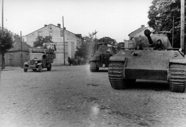 Siedlce, ok. 29 lipca 1944 r. Czołg niemiecki Panzer V „Panther” z 3. Dywizji SS „Totenkopf”. Źródło: Bundesarchiv/Wikipedia Commons Siedlce, ok. 29 lipca 1944 r. Czołg niemiecki Panzer V „Panther” z 3. Dywizji SS „Totenkopf”. Źródło: Bundesarchiv/Wikipedia Commons
