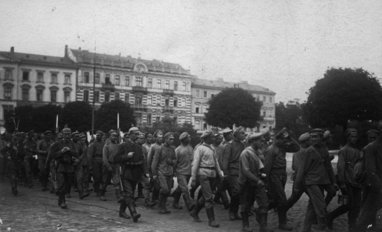 Warszawa 08.1915. Okres I wojny światowej, po wkroczeniu armii Cesarstwa Niemieckiego 5 sierpnia 1915 r. Plac Saski, kolumna rosyjskich jeńców pod niemiecką eskortą. W głębi wylot ul. Czystej (Ossolińskich) z kamienicą pod nr. 4, w której mieścił się sklep firmowy fabryki G. Gerlach (dom Gerlacha). Fot. PAP/Archiwum Marian Leśniewski Warszawa 08.1915. Okres I wojny światowej, po wkroczeniu armii Cesarstwa Niemieckiego 5 sierpnia 1915 r. Plac Saski, kolumna rosyjskich jeńców pod niemiecką eskortą. W głębi wylot ul. Czystej (Ossolińskich) z kamienicą pod nr. 4, w której mieścił się sklep firmowy fabryki G. Gerlach (dom Gerlacha). Fot. PAP/Archiwum Marian Leśniewski