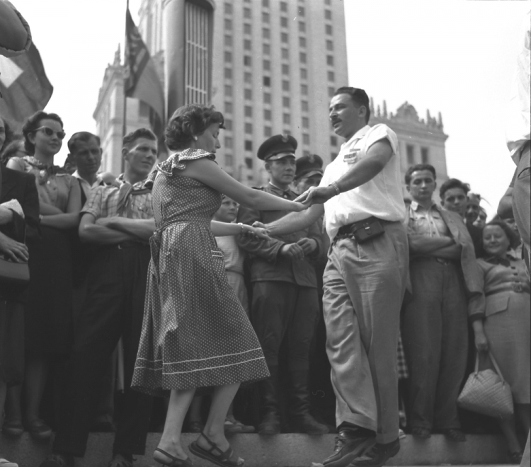 Warszawa, 1955. Światowy Festiwal Młodzieży i Studentów pod Pałacem Kultury i Nauki. Dokładny miesiąc i dzień wydarzenia nieustalone. Fot. PAP/J. Uklejewski Warszawa, 1955. Światowy Festiwal Młodzieży i Studentów pod Pałacem Kultury i Nauki. Dokładny miesiąc i dzień wydarzenia nieustalone. Fot. PAP/J. Uklejewski