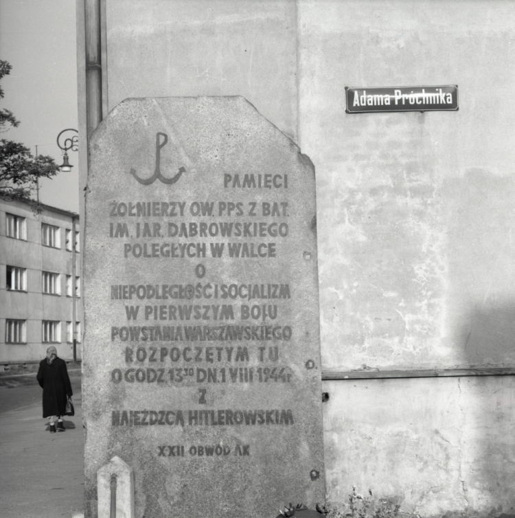 Warszawa 02.11.1970. Tablica upamiętniająca poległych w dniu 1 sierpnia 1944 r. żołnierzy IV Batalionu Oddziałów Wojskowych Pogotowia Powstańczego Socjalistów (OW PPS) im. Jarosława Dąbrowskiego; Żoliborz, ul. Adama Próchnika. Fot. PAP/R. Rzepecki Warszawa 02.11.1970. Tablica upamiętniająca poległych w dniu 1 sierpnia 1944 r. żołnierzy IV Batalionu Oddziałów Wojskowych Pogotowia Powstańczego Socjalistów (OW PPS) im. Jarosława Dąbrowskiego; Żoliborz, ul. Adama Próchnika. Fot. PAP/R. Rzepecki