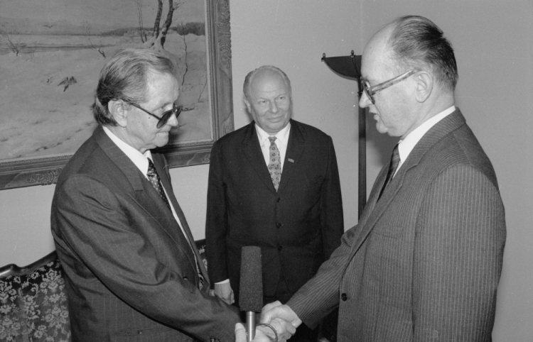 Warszawa, 1989-07-19. Marszałkowie: Sejmu – Mikołaj Kozakiewicz (L) i Senatu – Andrzej Stelmachowski (C) przybyli zawiadomić Wojciecha Jaruzelskiego (P) o wyborze na prezydenta. Fot. PAP/CAF/M. Langda Warszawa, 1989-07-19. Marszałkowie: Sejmu – Mikołaj Kozakiewicz (L) i Senatu – Andrzej Stelmachowski (C) przybyli zawiadomić Wojciecha Jaruzelskiego (P) o wyborze na prezydenta. Fot. PAP/CAF/M. Langda