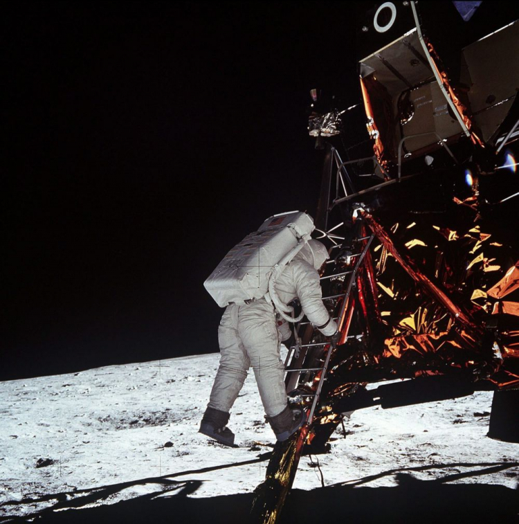 Amerykański astronauta, pilot lądownika, Edwin E.Aldrin sfotografowany przez dowódcę statku Apollo 11 Neila A.Armstronga 20 lipca 1964 r. , gdy po stopniach lądownika schodzi na powierzchnię Księżyca. PAP/EPA/NASA Amerykański astronauta, pilot lądownika, Edwin E.Aldrin sfotografowany przez dowódcę statku Apollo 11 Neila A.Armstronga 20 lipca 1964 r. , gdy po stopniach lądownika schodzi na powierzchnię Księżyca. PAP/EPA/NASA