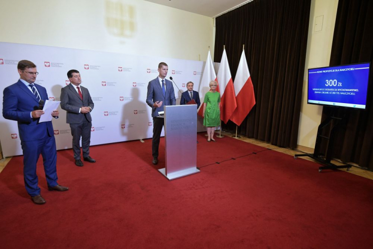 Minister edukacji narodowej Dariusz Piontkowski (3P), podsekretarz stanu w Ministerstwie Edukacji Narodowej Maciej Kopeć (2P), sekretarz stanu w Ministerstwie Edukacji Narodowej Iwona Michałek (P) oraz podsekretarz stanu w Ministerstwie Finansów Leszek Skiba (2L). Fot. PAP/M. Obara Minister edukacji narodowej Dariusz Piontkowski (3P), podsekretarz stanu w Ministerstwie Edukacji Narodowej Maciej Kopeć (2P), sekretarz stanu w Ministerstwie Edukacji Narodowej Iwona Michałek (P) oraz podsekretarz stanu w Ministerstwie Finansów Leszek Skiba (2L). Fot. PAP/M. Obara