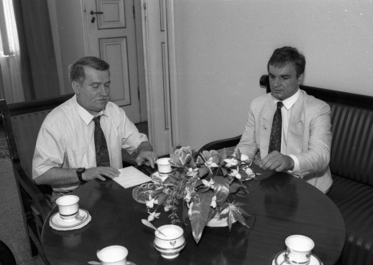 Warszawa, 1992-06-22. Prezydent Lech Wałęsa przyjął premiera Waldemara Pawlaka. PAP/MON/mky Warszawa, 1992-06-22. Prezydent Lech Wałęsa przyjął premiera Waldemara Pawlaka. PAP/MON/mky