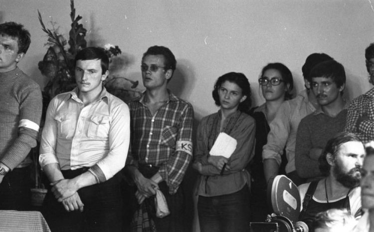 Gdańsk 08.1980. Strajk okupacyjny załogi Stoczni im. Lenina. Zapoczątkowany żądaniem przywrócenia do pracy pracownicy stoczni Anny Walentynowicz, rozpoczął się 14 sierpnia. Nz. członkowie Ruchu Młodej Polski. Fot. PAP/S. Markowski Gdańsk 08.1980. Strajk okupacyjny załogi Stoczni im. Lenina. Zapoczątkowany żądaniem przywrócenia do pracy pracownicy stoczni Anny Walentynowicz, rozpoczął się 14 sierpnia. Nz. członkowie Ruchu Młodej Polski. Fot. PAP/S. Markowski
