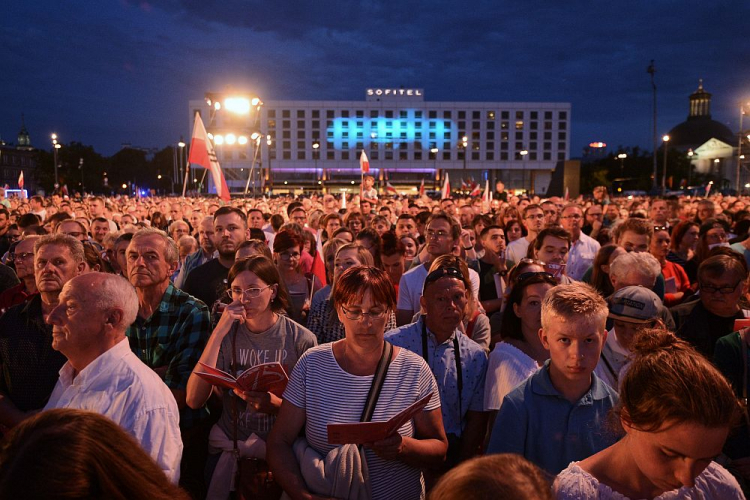 Koncert „Warszawiacy śpiewają (nie)zakazane piosenki” na placu Piłsudskiego w Warszawie. 01.08.2019. Fot. PAP/M. Obara Koncert „Warszawiacy śpiewają (nie)zakazane piosenki” na placu Piłsudskiego w Warszawie. 01.08.2019. Fot. PAP/M. Obara