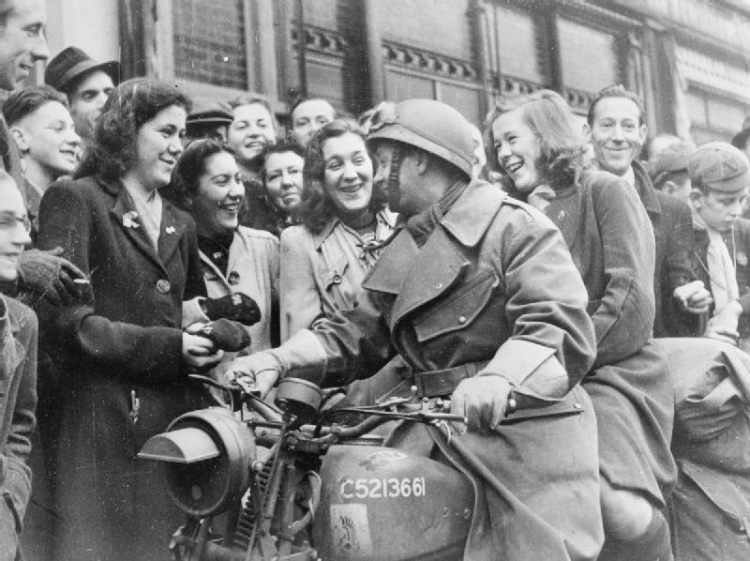 Breda wyzwolona przez 1. Polską Dywizję Pancerną gen. Stanisława Maczka. 10.1944. Fot. Imperial War Museums. Źródło: Wikimedia Commons Breda wyzwolona przez 1. Polską Dywizję Pancerną gen. Stanisława Maczka. 10.1944. Fot. Imperial War Museums. Źródło: Wikimedia Commons