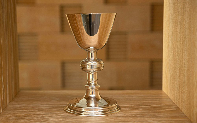 Kielich komunijny z XIX wieku z kościoła ewangelickiego w Dźwierzutach. Fot. PAP/DPA Kielich komunijny z XIX wieku z kościoła ewangelickiego w Dźwierzutach. Fot. PAP/DPA