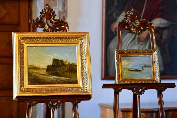 „Pejzaż z rzeką” (L) Józefa Szermentowskiego i „Wenecja” (P) Henryka Sienkiewicza zaprezentowane podczas konferencji prasowej w Muzeum Narodowym w Kielcach. Fot. PAP/P. Polak „Pejzaż z rzeką” (L) Józefa Szermentowskiego i „Wenecja” (P) Henryka Sienkiewicza zaprezentowane podczas konferencji prasowej w Muzeum Narodowym w Kielcach. Fot. PAP/P. Polak