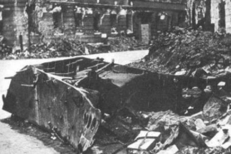 Wrak niemieckiego opancerzonego transportera, który wybuchł 13 sierpnia 1944 r. na Podwalu. Źródło: Wikimedia Commons Wrak niemieckiego opancerzonego transportera, który wybuchł 13 sierpnia 1944 r. na Podwalu. Źródło: Wikimedia Commons