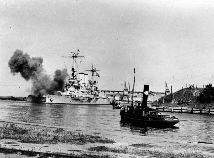 Pancernik „Schleswig-Holstein” podczas ostrzału Westerplatte. 01.09.1939 r. Fot. PAP/Archiwum Pancernik „Schleswig-Holstein” podczas ostrzału Westerplatte. 01.09.1939 r. Fot. PAP/Archiwum