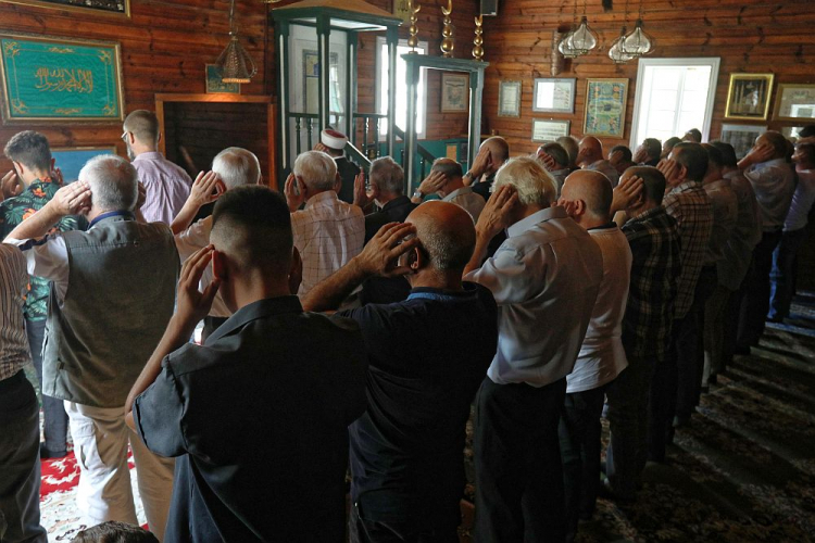 Polscy wyznawcy islamu podczas modlitwy w Święto Ofiarowania. Kruszyniany, 2018 r. Fot. PAP/A. Reszko Polscy wyznawcy islamu podczas modlitwy w Święto Ofiarowania. Kruszyniany, 2018 r. Fot. PAP/A. Reszko
