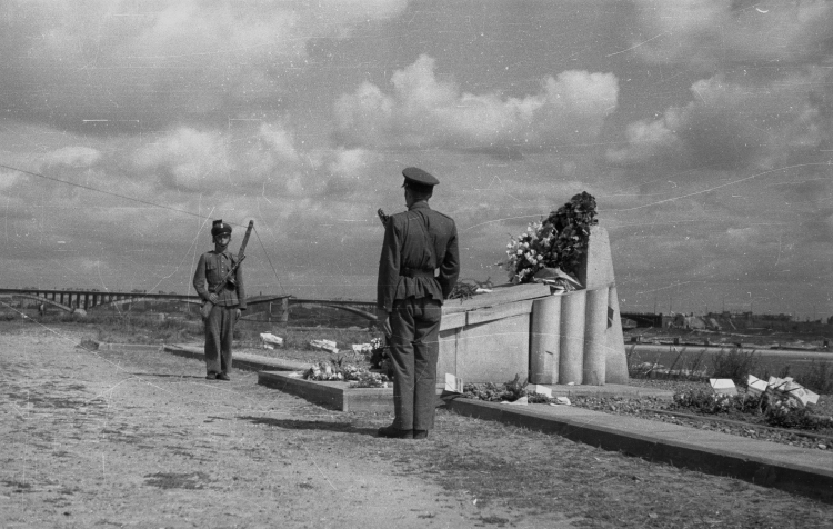 Warszawa, 1947-08-01. Obchody trzeciej rocznicy wybuchu Powstania Warszawskiego. Nz. uroczystości na Przyczółku Czerniakowskim. W głębi most Poniatowskiego. Fot. PAP/CAF Warszawa, 1947-08-01. Obchody trzeciej rocznicy wybuchu Powstania Warszawskiego. Nz. uroczystości na Przyczółku Czerniakowskim. W głębi most Poniatowskiego. Fot. PAP/CAF