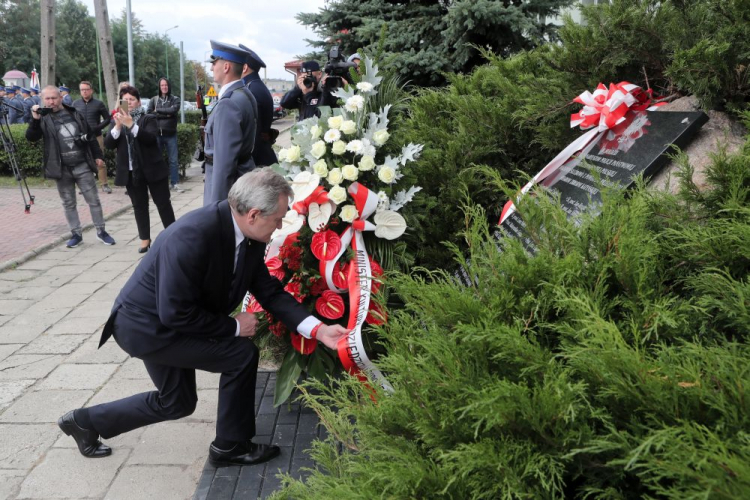 Brzeziny, 19.09.2019. Wicepremier, minister kultury i dziedzictwa narodowego Piotr Gliński składa kwiaty przed tablicą poświęconą pomordowanym funkcjonariuszom Policji Państwowej II RP. PAP/R. Zawistowski Brzeziny, 19.09.2019. Wicepremier, minister kultury i dziedzictwa narodowego Piotr Gliński składa kwiaty przed tablicą poświęconą pomordowanym funkcjonariuszom Policji Państwowej II RP. PAP/R. Zawistowski