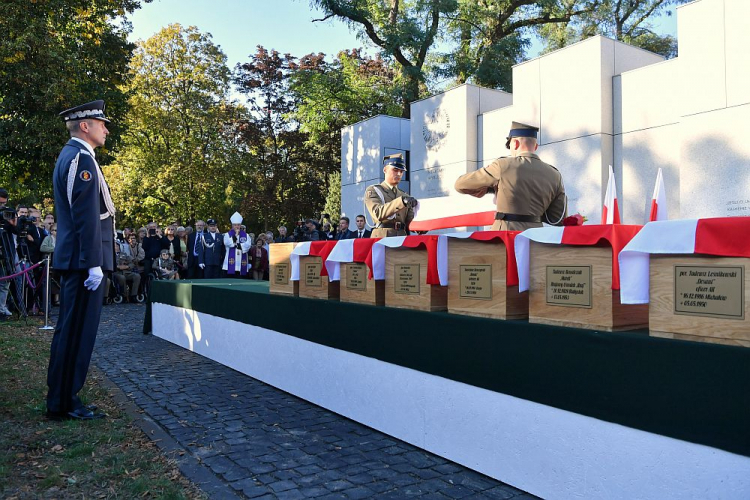 Dowódca Garnizonu Warszawa gen. Robert Głąb (L) podczas uroczystości pogrzebowych 22 ofiar zbrodni komunistycznych na „Łączce” Cmentarza Wojskowego na Powązkach w Warszawie. Fot. PAP/P. Nowak Dowódca Garnizonu Warszawa gen. Robert Głąb (L) podczas uroczystości pogrzebowych 22 ofiar zbrodni komunistycznych na „Łączce” Cmentarza Wojskowego na Powązkach w Warszawie. Fot. PAP/P. Nowak