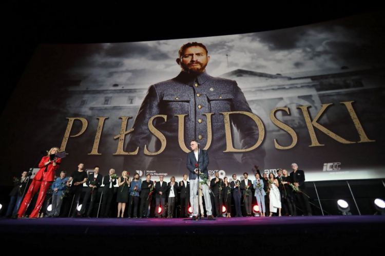 Warszawa, 05.09.2019. Reżyser Michał Rosa (C) podczas premiery swojego filmu "Piłsudski". PAP/W. Olkuśnik Warszawa, 05.09.2019. Reżyser Michał Rosa (C) podczas premiery swojego filmu "Piłsudski". PAP/W. Olkuśnik
